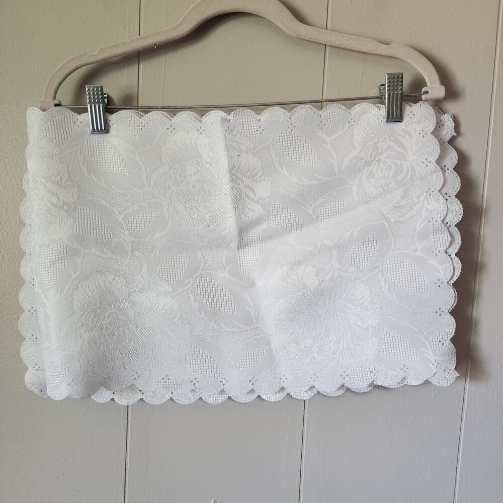 Vintage Farmhouse Cottage Floral White Scalloped Dining Runner And Table Mat Set